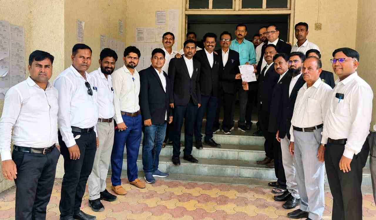 दिल्लीतील विद्यार्थ्यांवरील लाठीचार्जचा वसमत वकील संघाकडून तीव्र निषेध